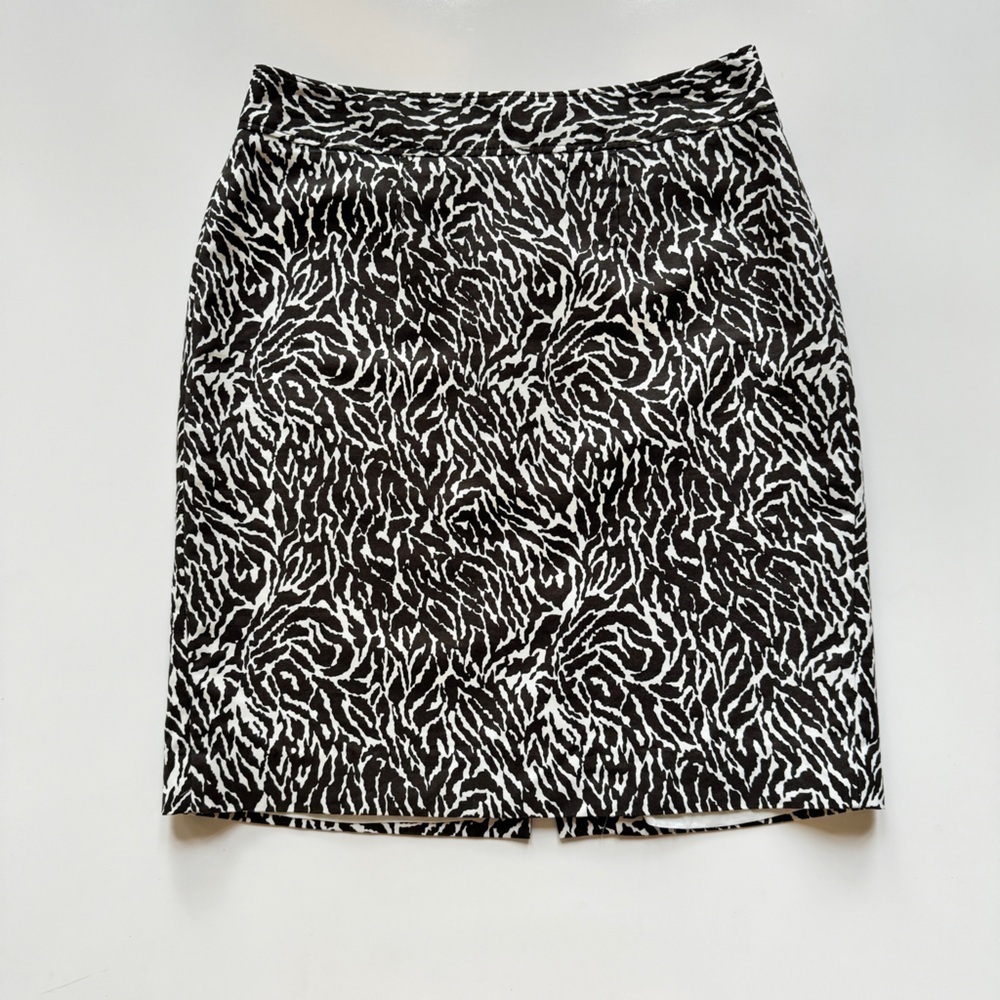 Ann Taylor Loft Petite Swirl Print Shift Skirt in Black & White